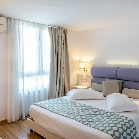 Triton Boutique コス・タウン